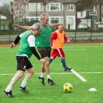 mannen op leeftijd voetballen