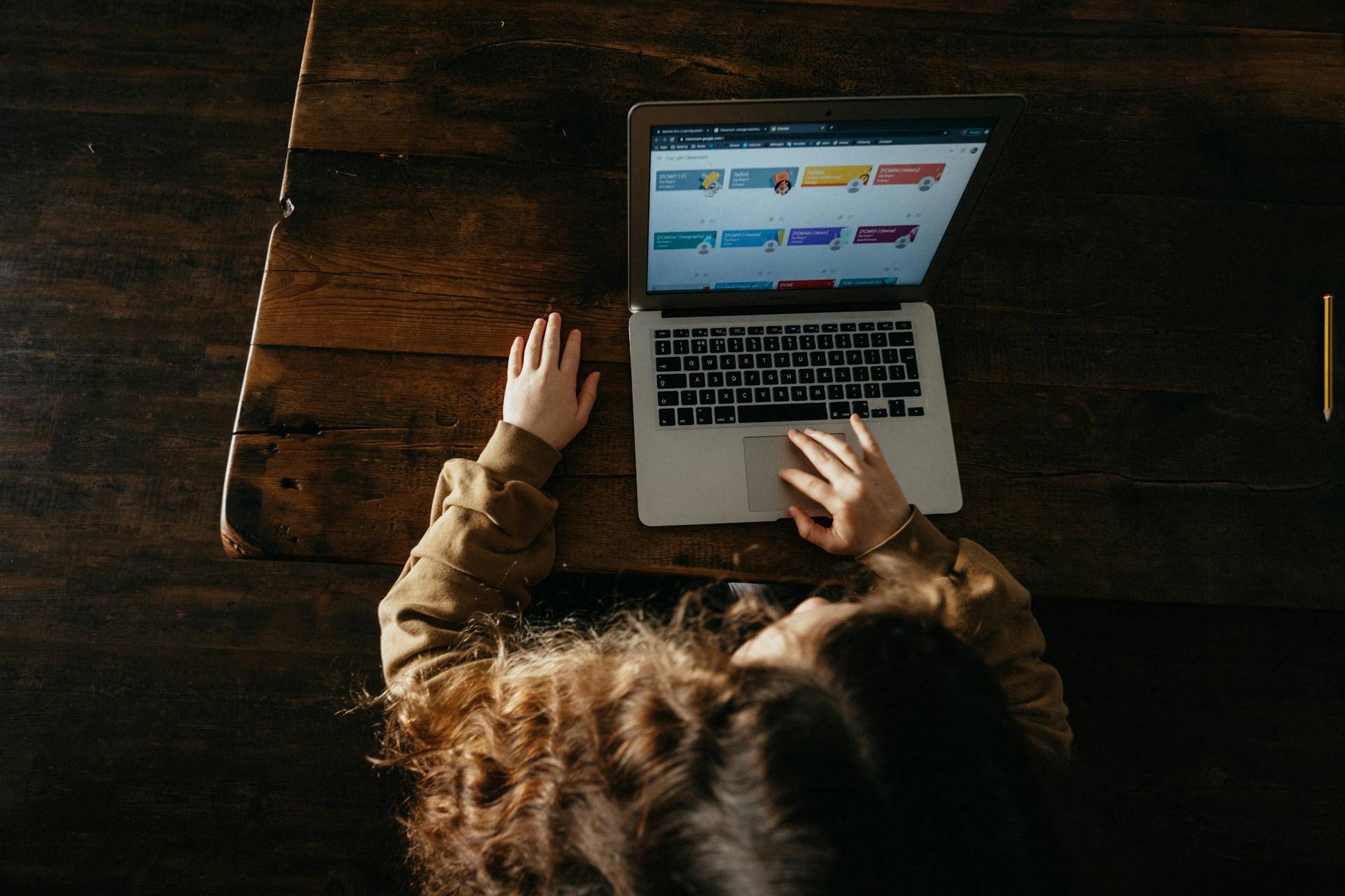 kind achter de computer met generatieve AI