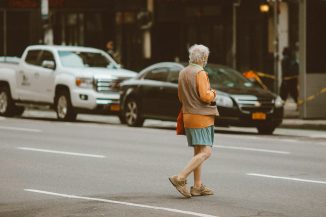 Oudere steekt de straat over