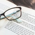 nederlands boek en leesbril