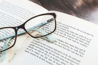 nederlands boek en leesbril