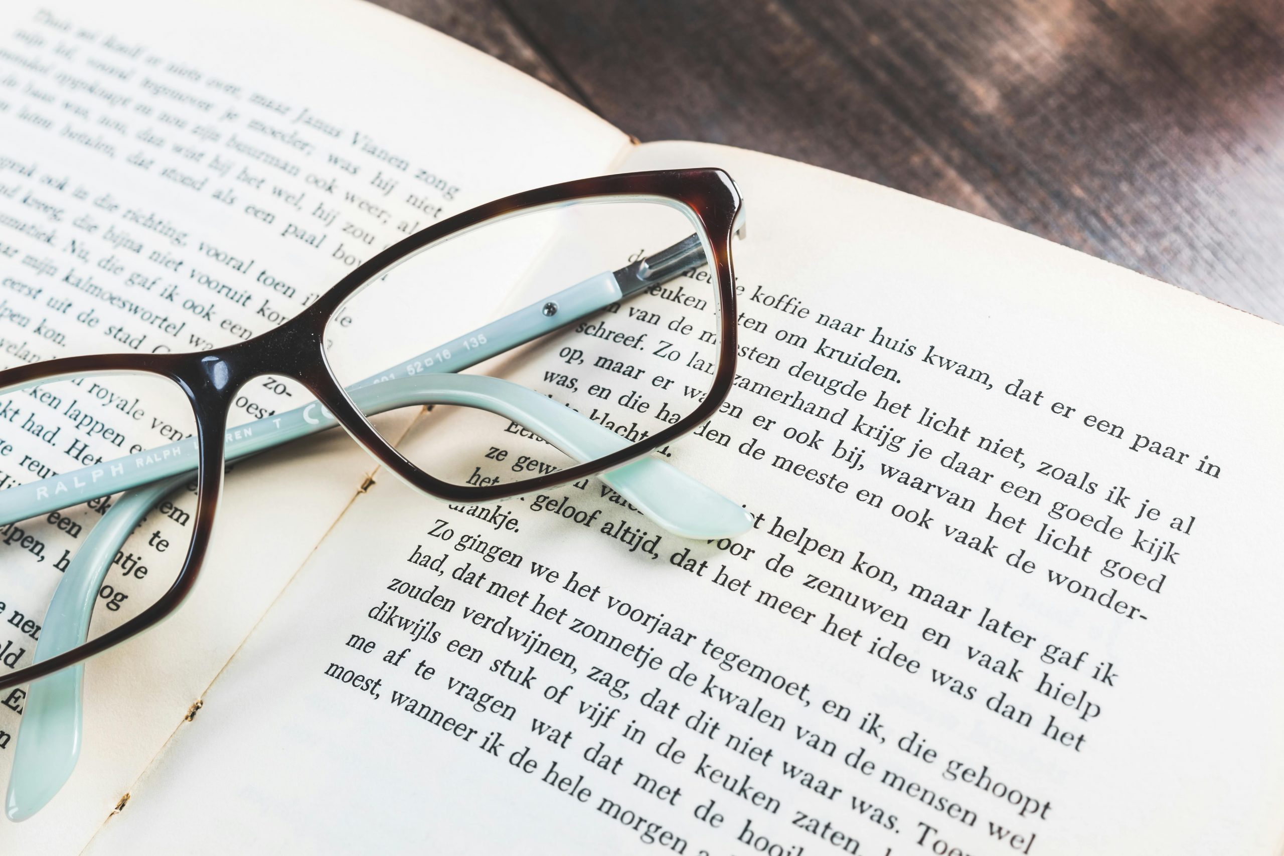 nederlands boek en leesbril