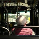 Oude man zit in de bus