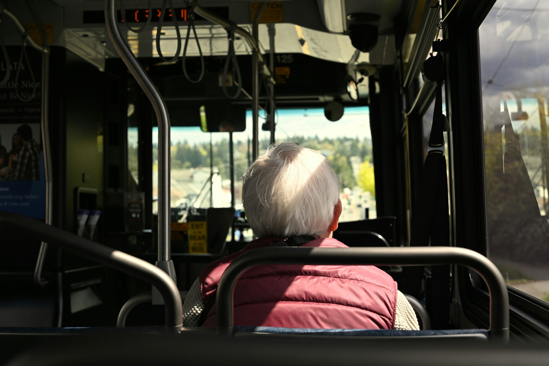 Oude man zit in de bus