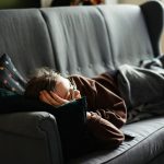 vrouw ligt op de bank