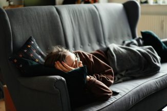 vrouw ligt op de bank